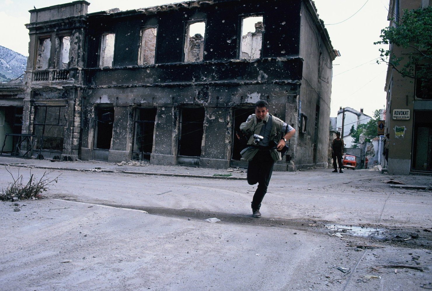 Andrew Reid, Photographer Gary Knight in Mostar, Bosnia, 1993. Photograph courtesy of Andrew Reid.